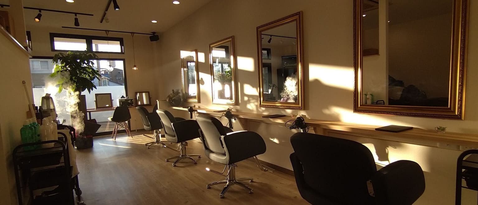 多賀城市の美容室コスタヘアー 明るく清潔な施術スペース