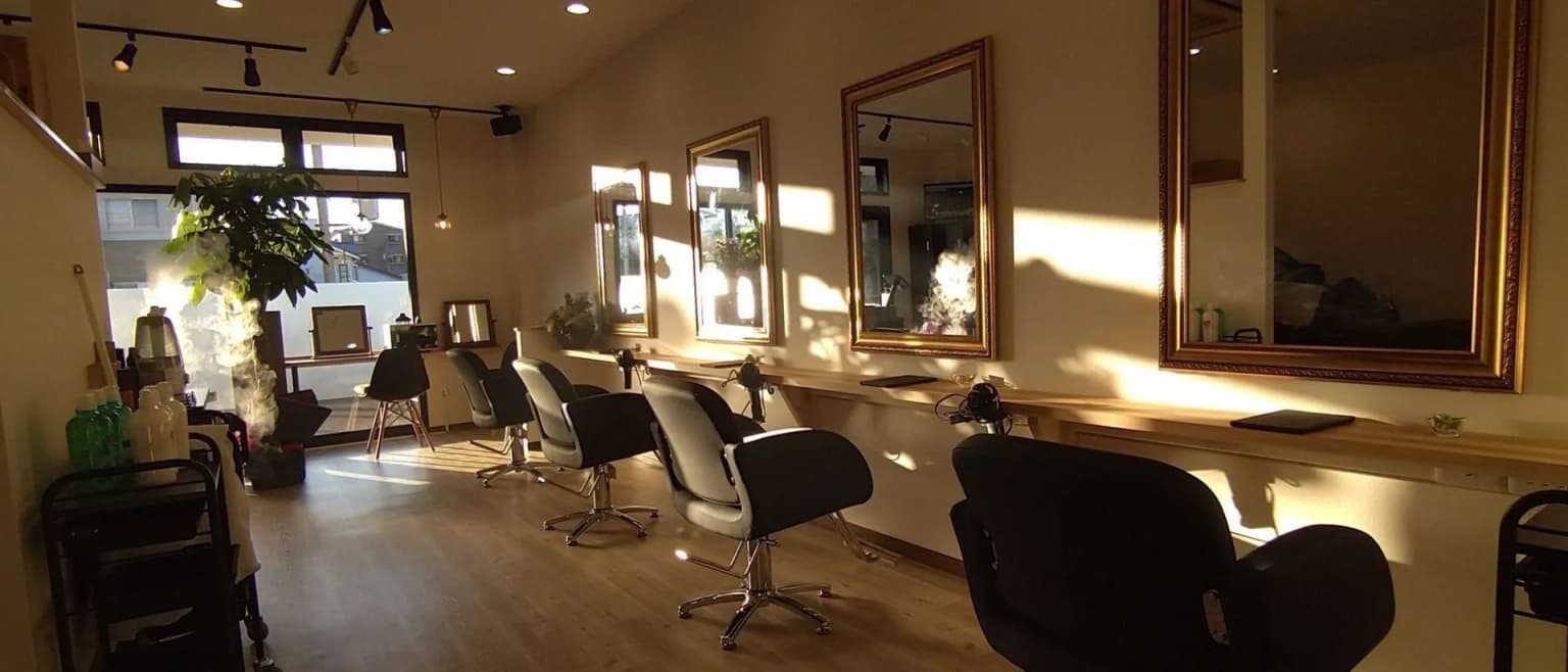 コスタヘアー多賀城店 明るく清潔なカット・カラー施術スペース