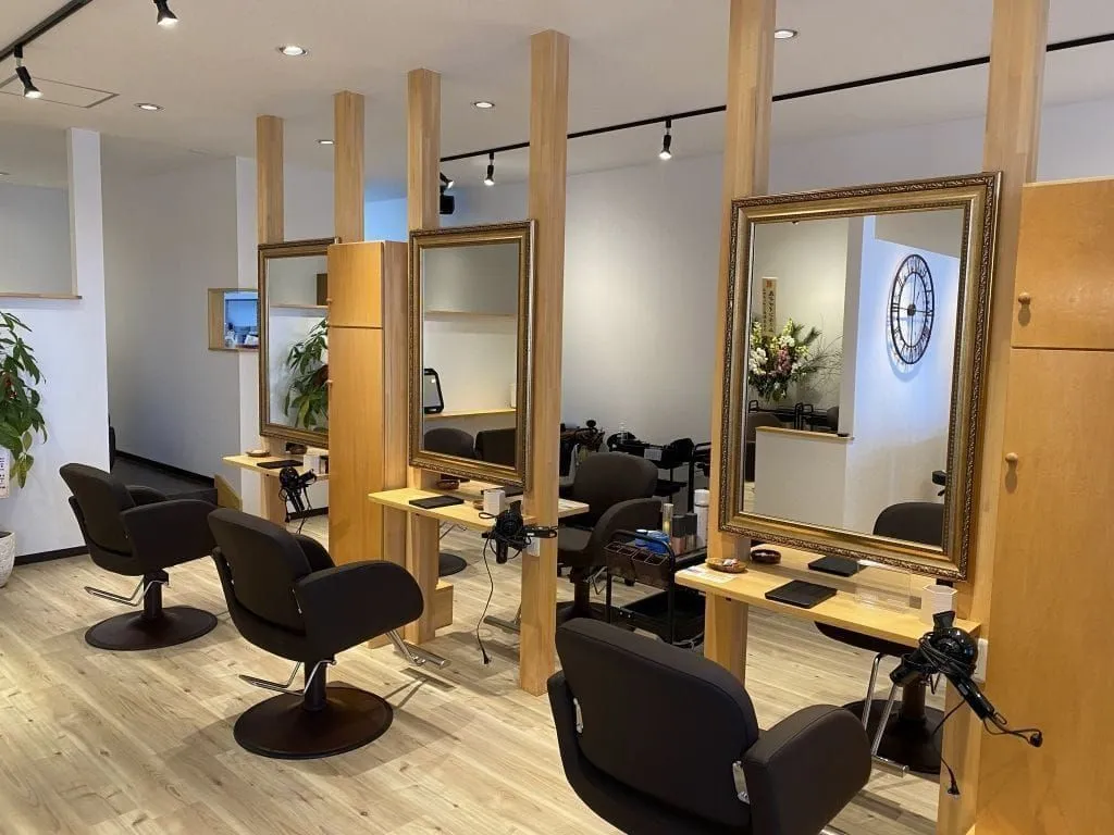 コスタヘアー名取店 広々とした明るい施術スペース
